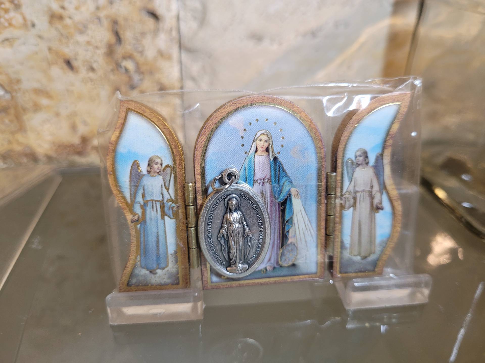Szárnyas oltár Segitő Szűzanya Szűzmária Éremmel  7cm*4,5cm  