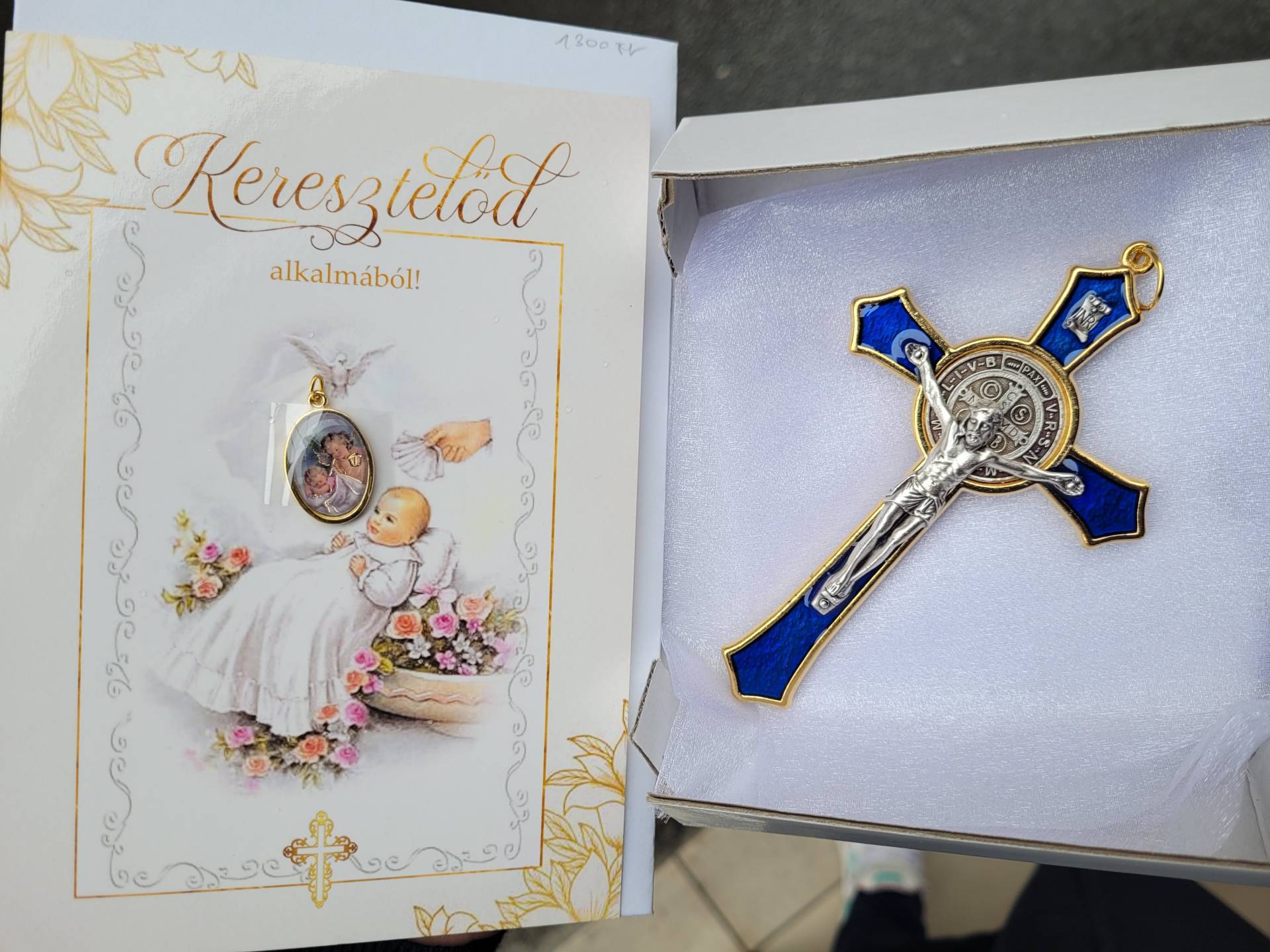 Kisfiúnak Keresztelőre A szobájába 12cm Feszület+ Áldás a lapban! + Érem  