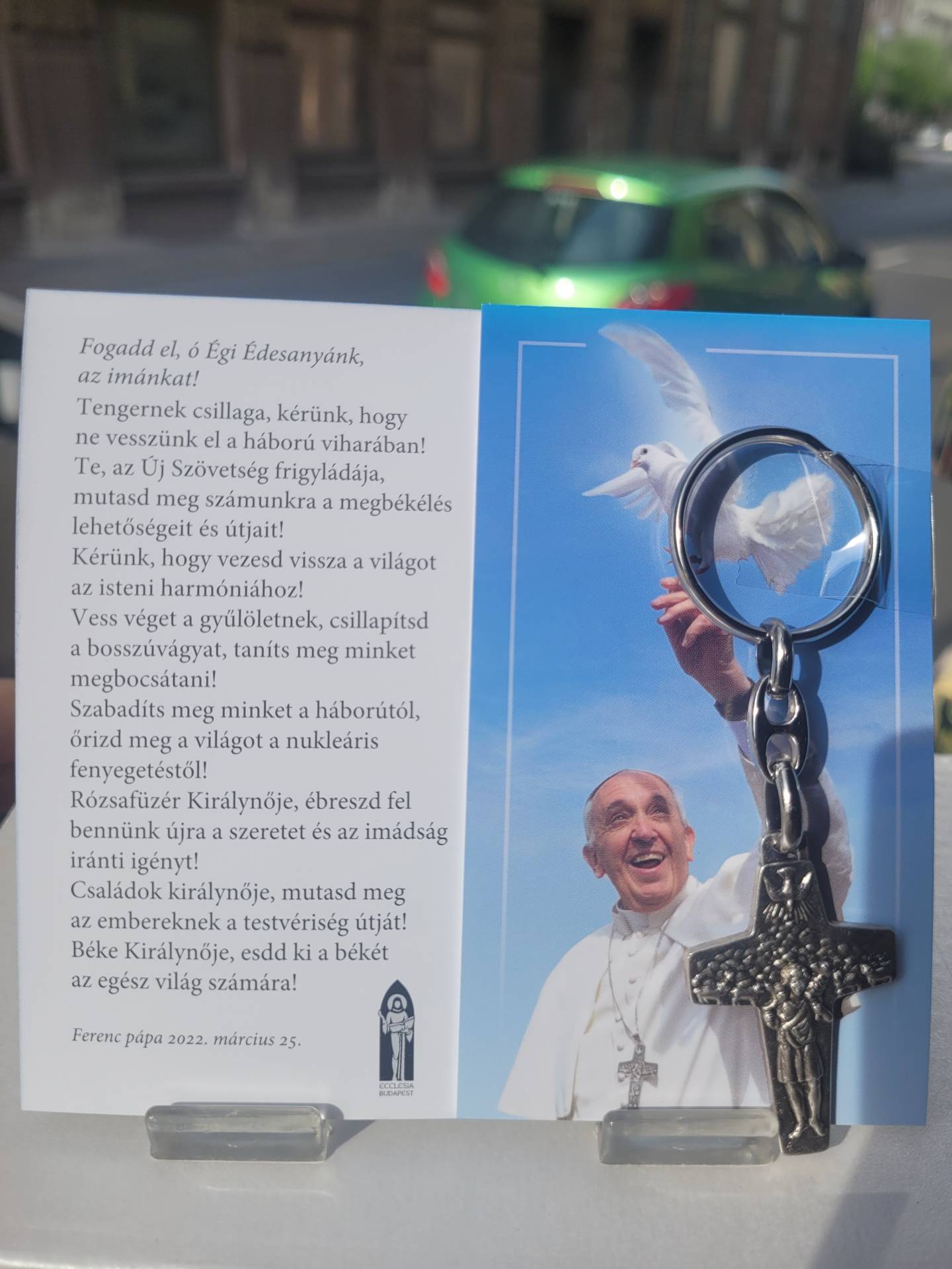 ELSŐÁLDOZÁSRA Fiúknak és lányoknak is Ajánlom FERENC PÁPA MELLKERESZTJE KULCSTARTÓ IMÁVAL 