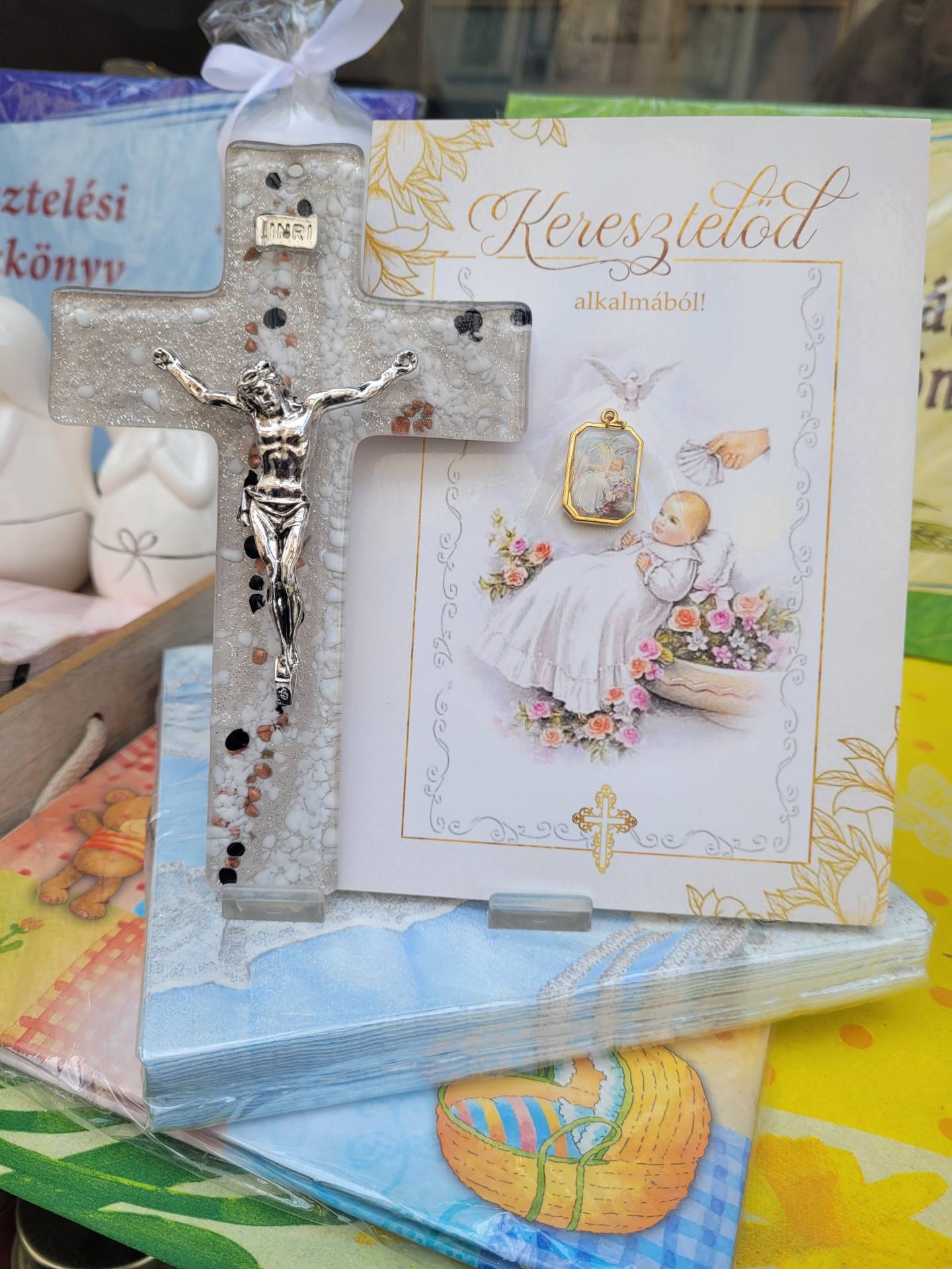 KERESZTELŐRE KISFIÚKNAK GYEREKSZOBÁBA MURÁNOI ÜVEGKERESZT 16cm+GRATUL.LAP ÁLDÁSSAL ÉREMMEL 