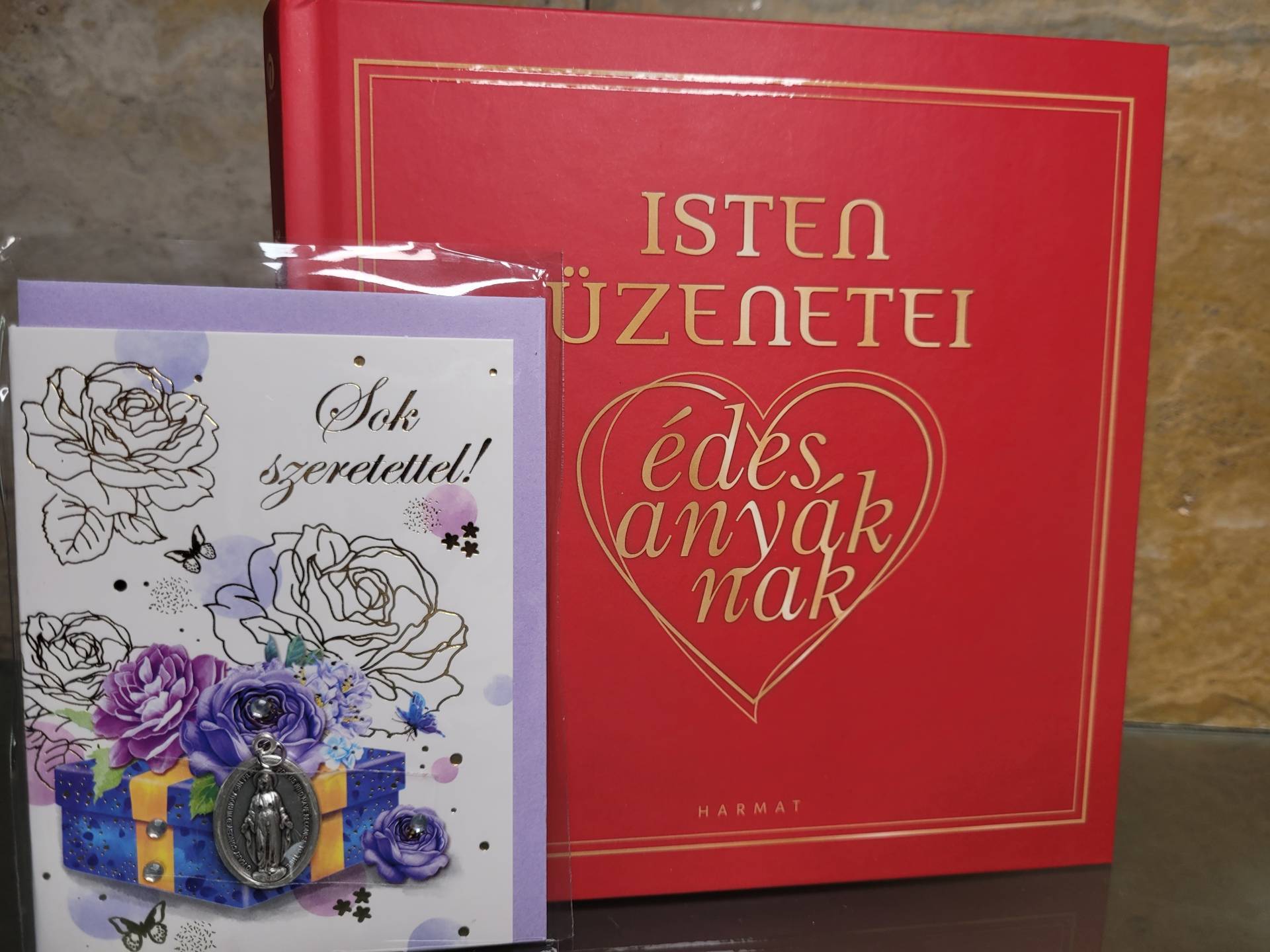 ÉDESANYÁKNAK,NAGYMAMÁKNAK AJÁNDÉK !  KÖNYV+ LAP SZŰZMÁRIA ÉREMMEL  