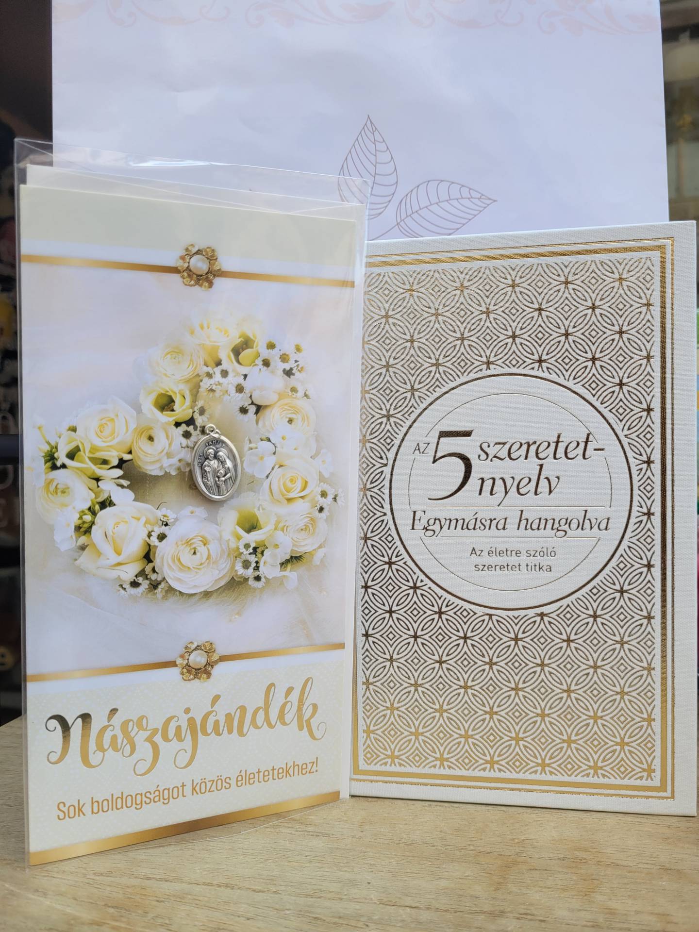 Az ifjú Párnak könyv a szeretet gyakorlása szentirási részekkel + Gratulációs Lap szent család éremmel 