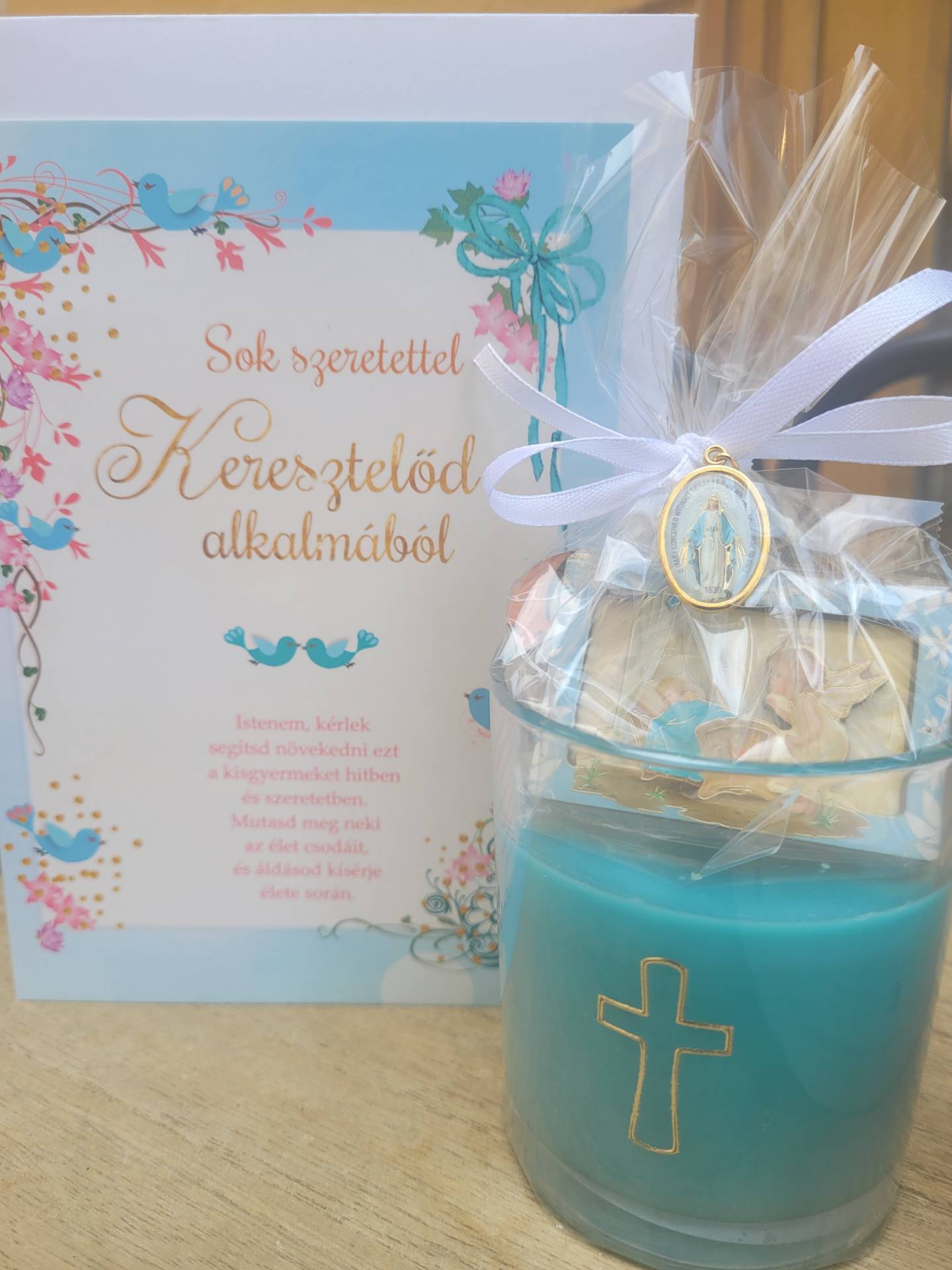 Kisfiúnak keresztelőre Ajándékgyertya kereszttel+ŐrangyalPlakett kitámasztós+Szűzmáriacsodásérme imával kérem megáldatni! 
