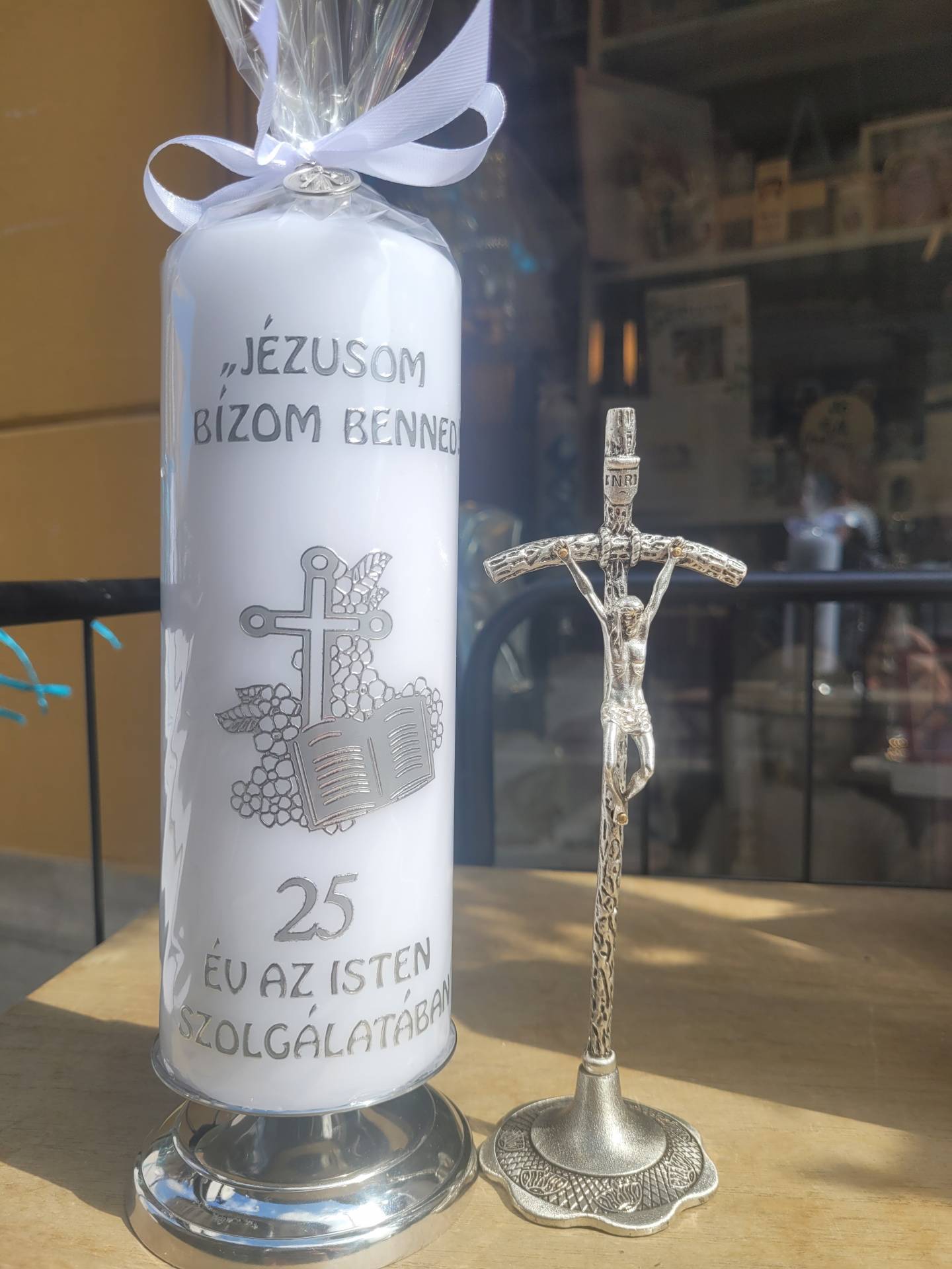 25. Ezüstmisés Papnak  Talpas Pápai Kereszt + Ajándékgyertya nikkel talpon 