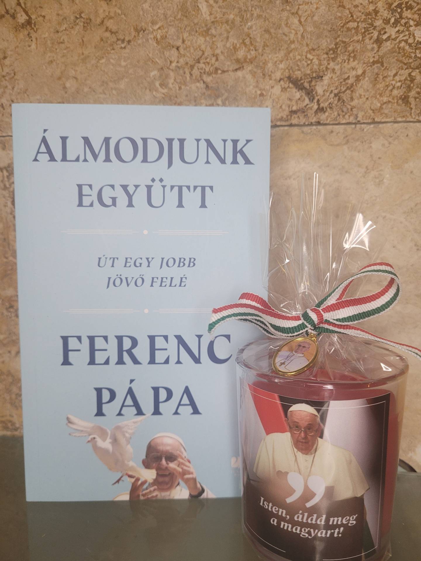 Ferenc Pápa könyv+ Ajándékgyertya Éremmel  