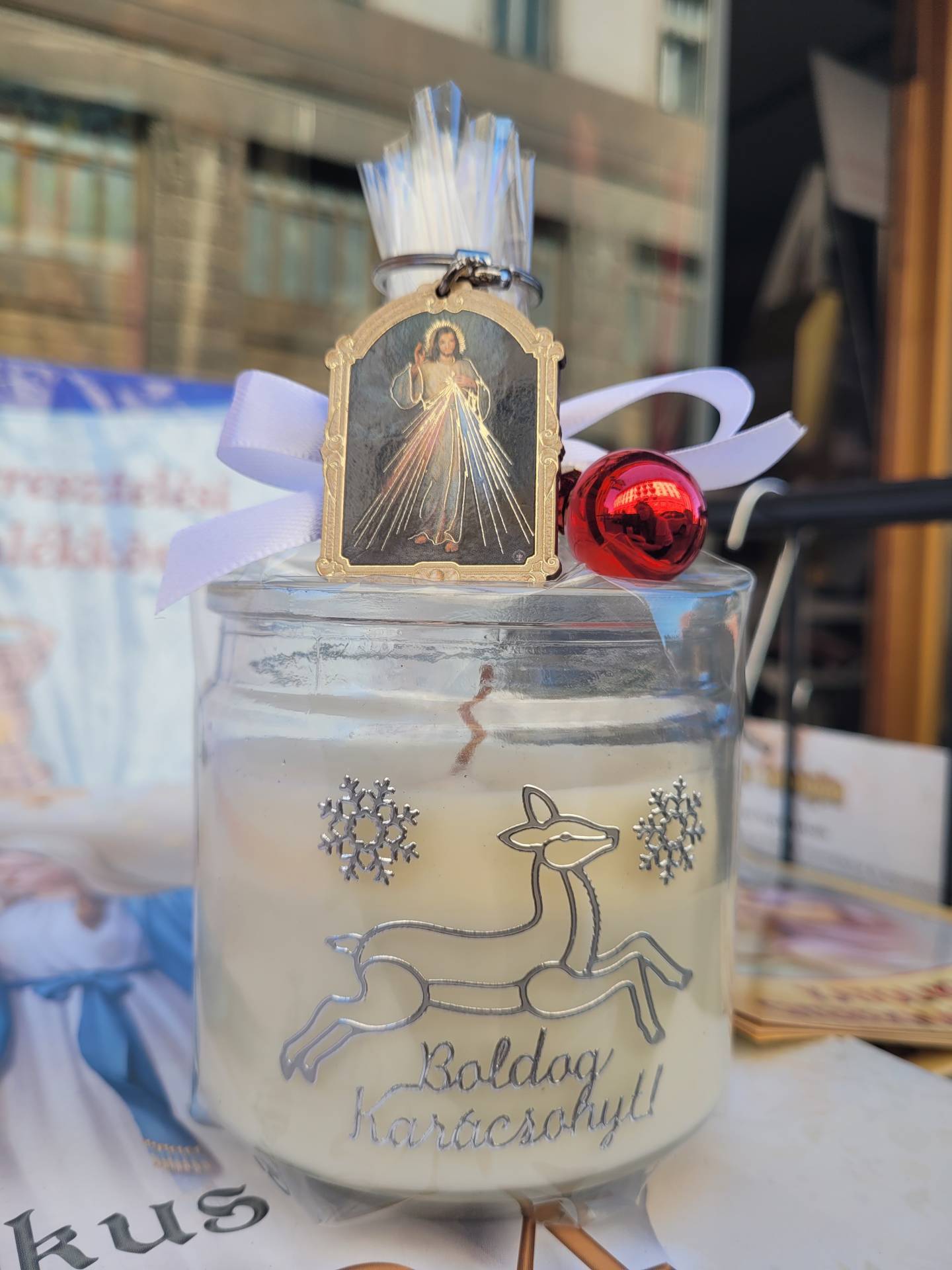 Mogyoró Illatú Ajándékgyertya Irgalmas Jézus kulcstartóval 