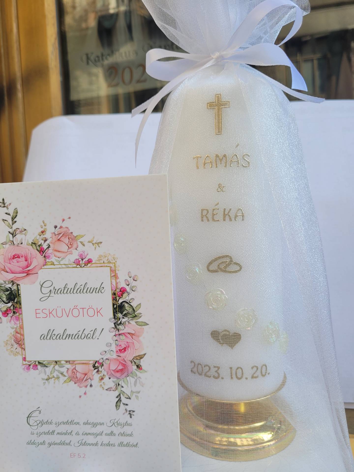 Az ifjú Párnak Ajándékgyertya réztalpon Diszcsomagolásban+ gratulációs Lap 