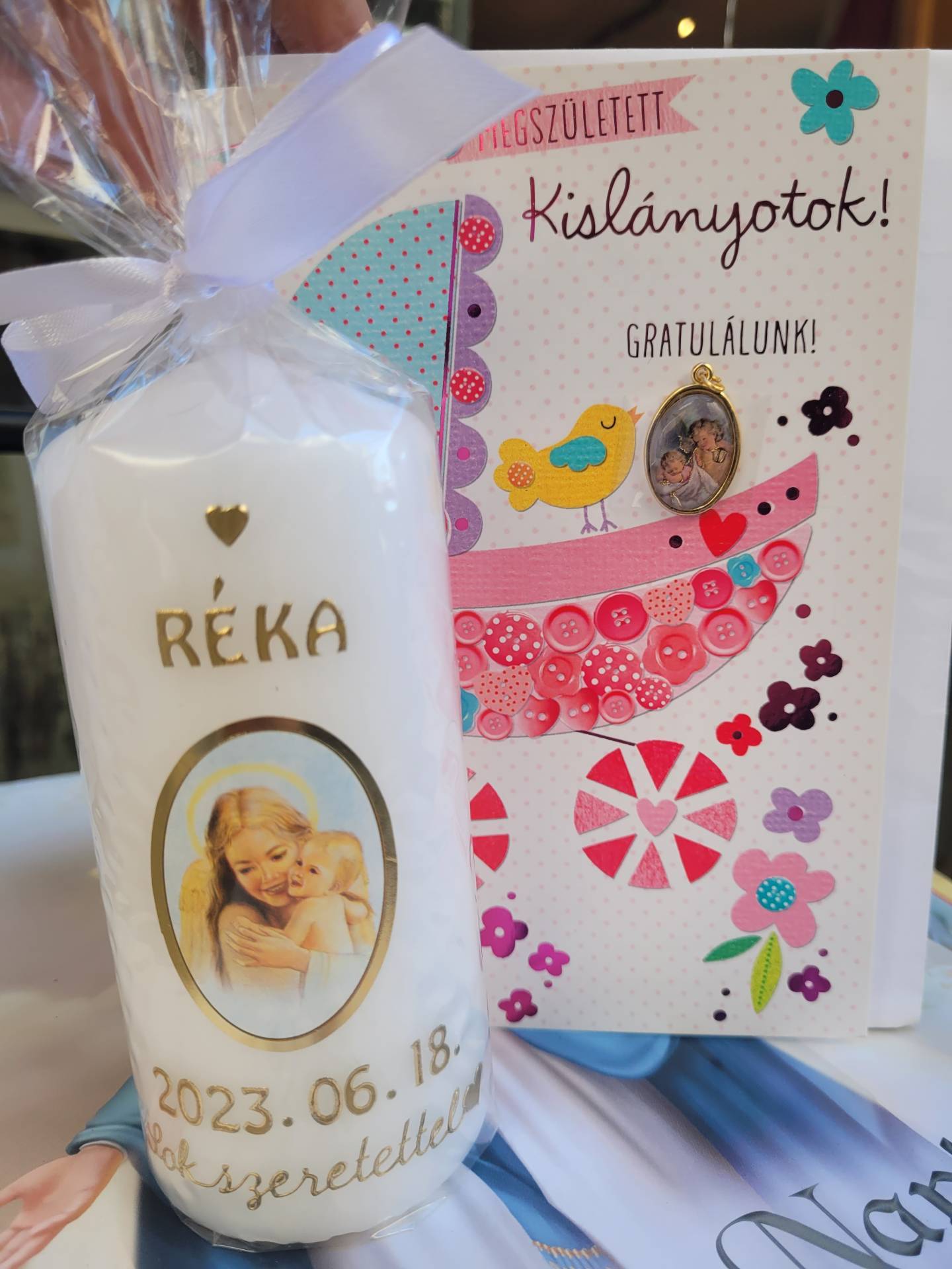 Babaszületésre Ajándék Névreszoló gyertya + születés dátuma + gratulációs Lap Őrangyaléremmel 