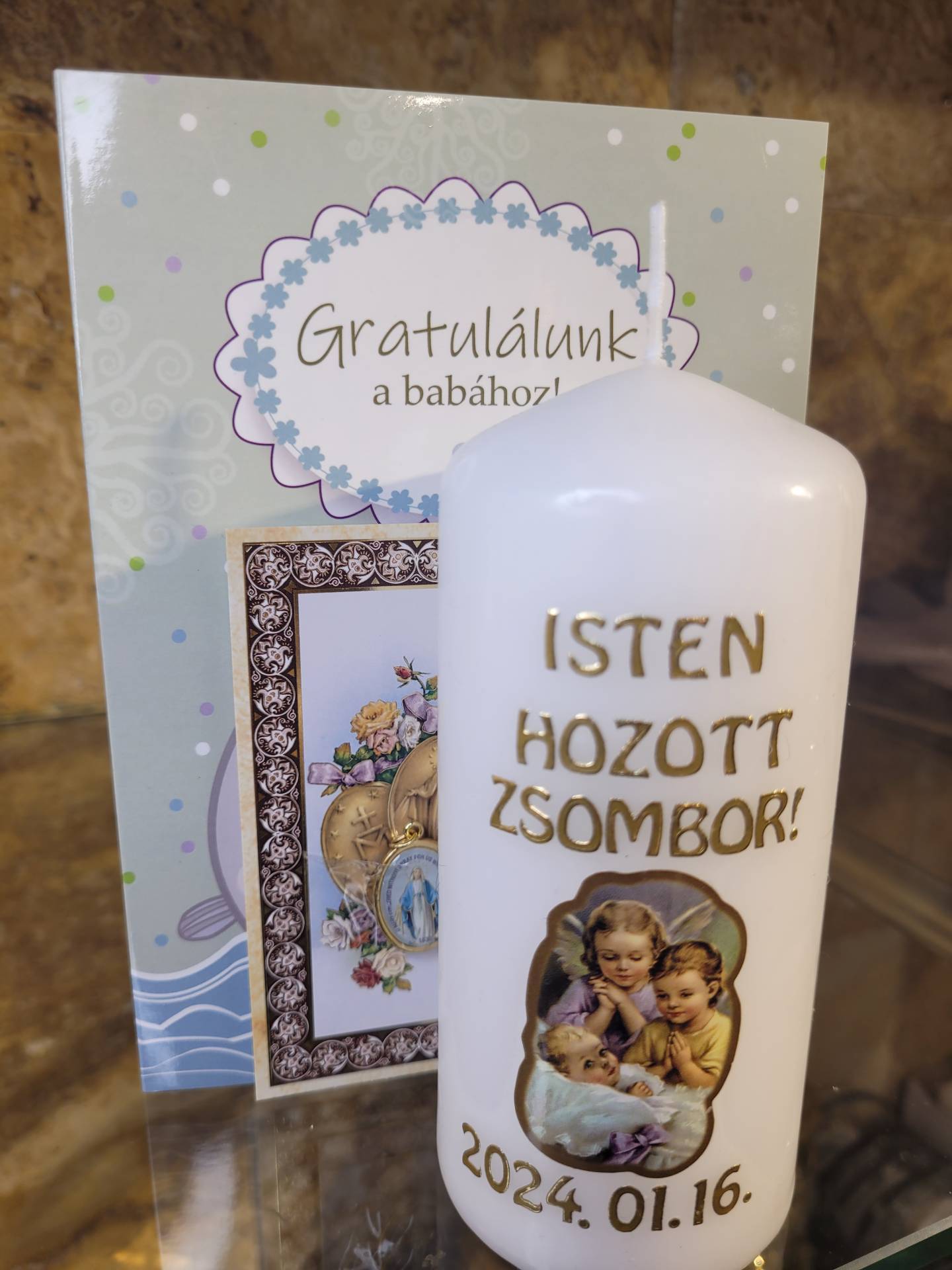 Gyermekszületésre Ajándékgyertya Névvel dátummal + Szűzmária csodásérem a gyermek kiságya fölé imával+ gratulációs lap 