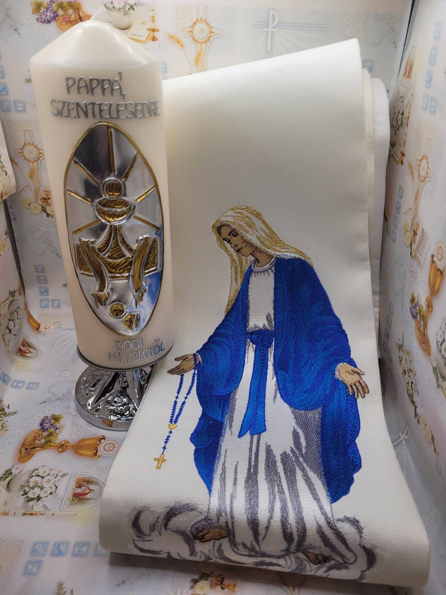 Papszentelésre Feliratozzuk a gyertyát+ gyertyatartó+ Stóla Boldogságos szűzanyával 