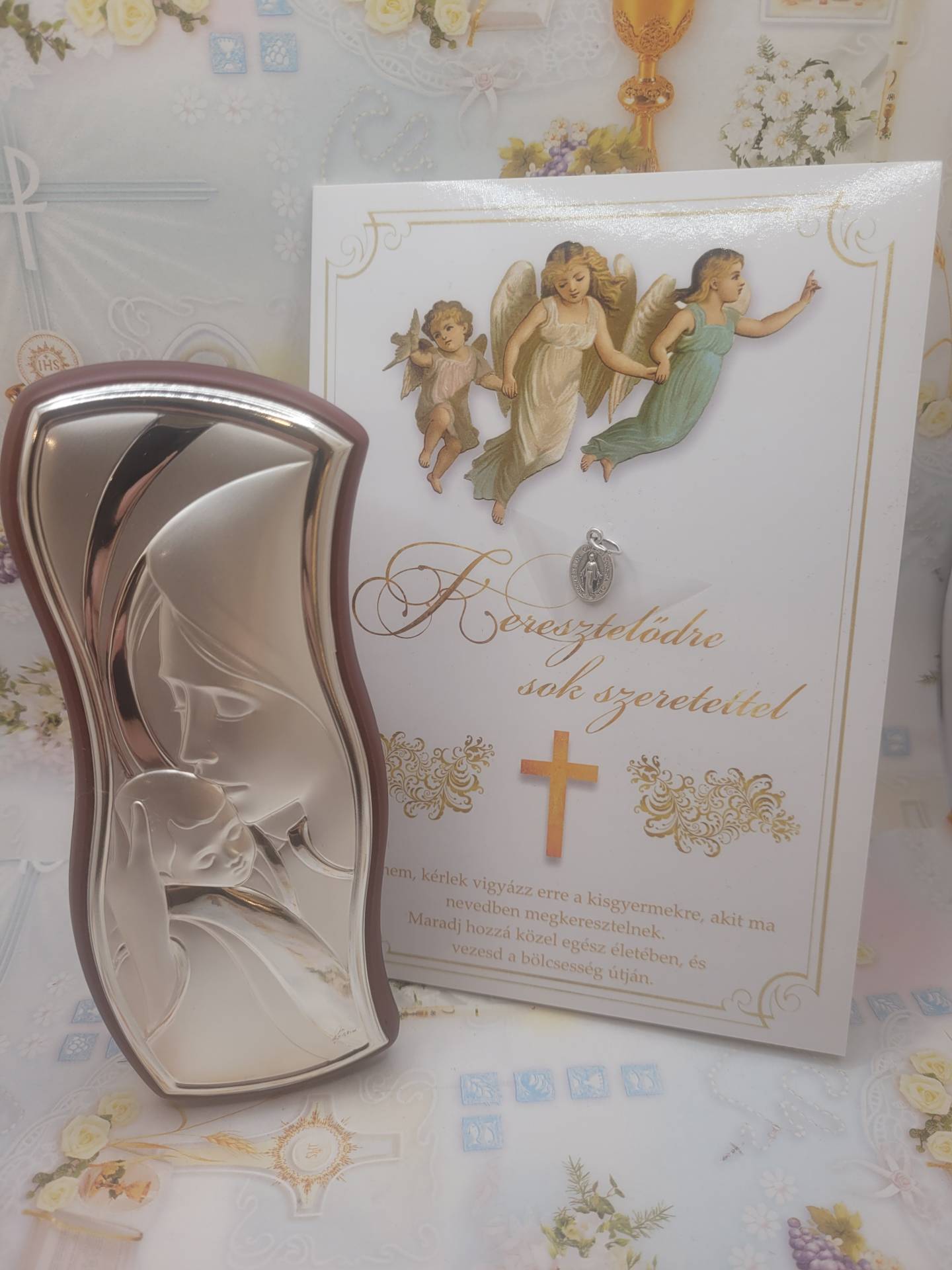 Gyönyörű ezüst plakett mérete: 13cm*5cm  graviroztatni lehet!+ gratulációs lap szűzanyaéremmel 