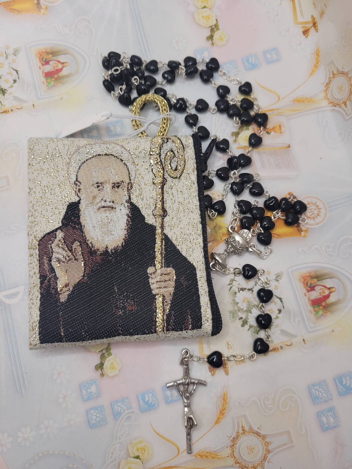 Bérmálkozók részére Ajándékba Rózsafüzér+ Szent Benedek cipzáros táska 
