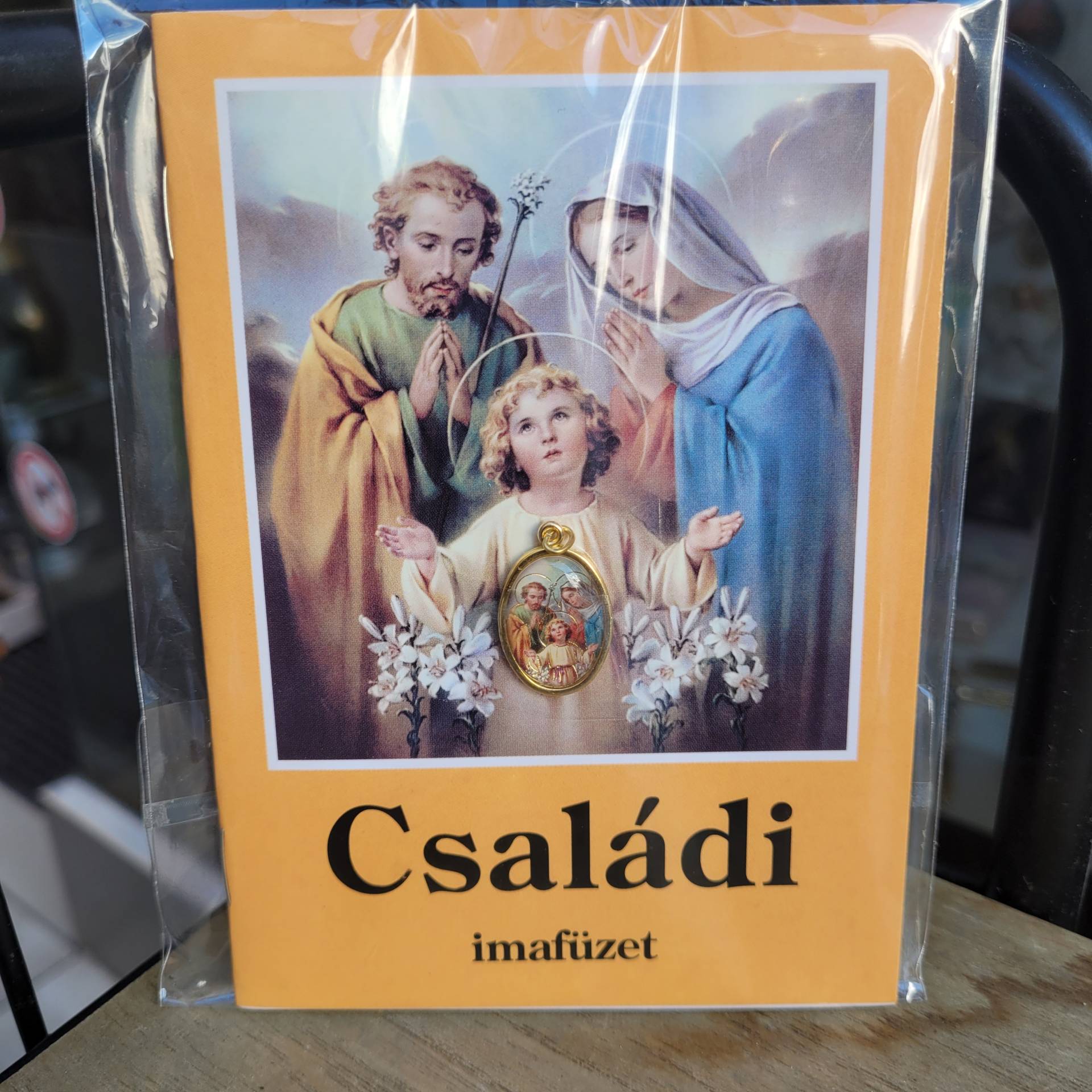 Családi imafüzet+ szent család érem+ Házi Áldás hütőmágnes  
