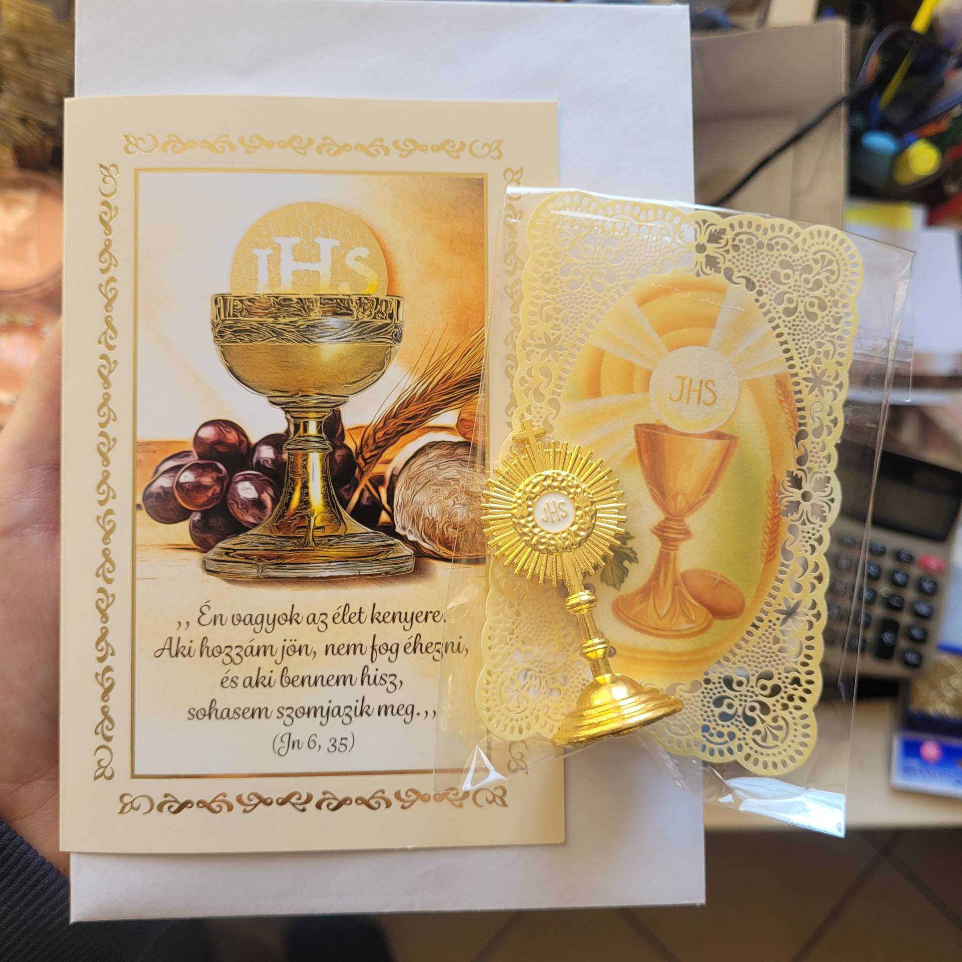 Papoknak Egyházi személyeknek Ajándékcsomag Extra szentkép + oltáriszentség talpon 9cm  Ajándékkisérő kártya 