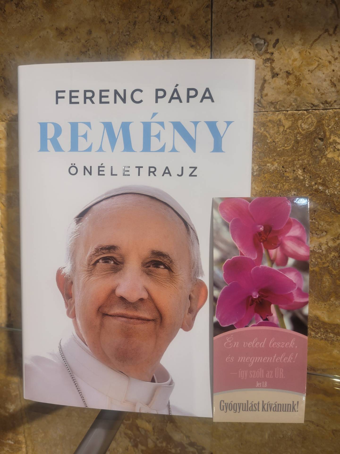 Betegenek Ajándékba FERENC PÁPA ÚJ KÖNYVE+ AJÁNDÉKKISÉRŐ KÁRTYA GYÓGYULÁSÉRT IMA+ AJÁNDÉKBA CSOMÓOLDÓ BOLDOGASSZONY IMÁT KÜLDÜNK! 