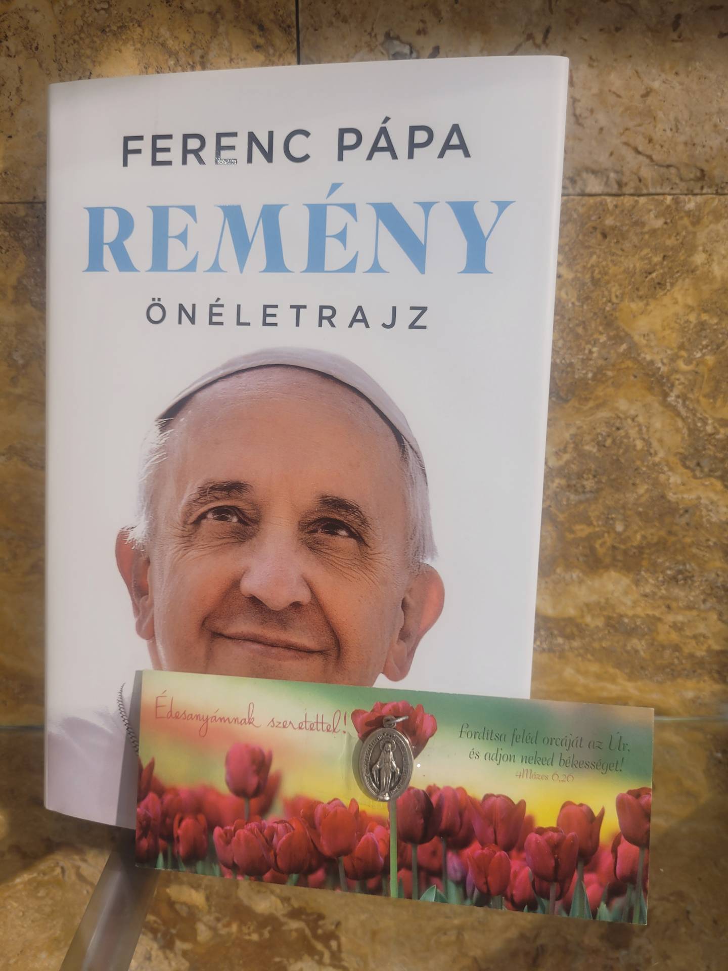 Édesanyák Részére FERENC PÁPA ÚJ KÖNYVE+ AJÁNDÉKKISÉRŐ ISTEN ÁLDÁSÁVAL + SZŰZANYA CSODÁSÉREM 