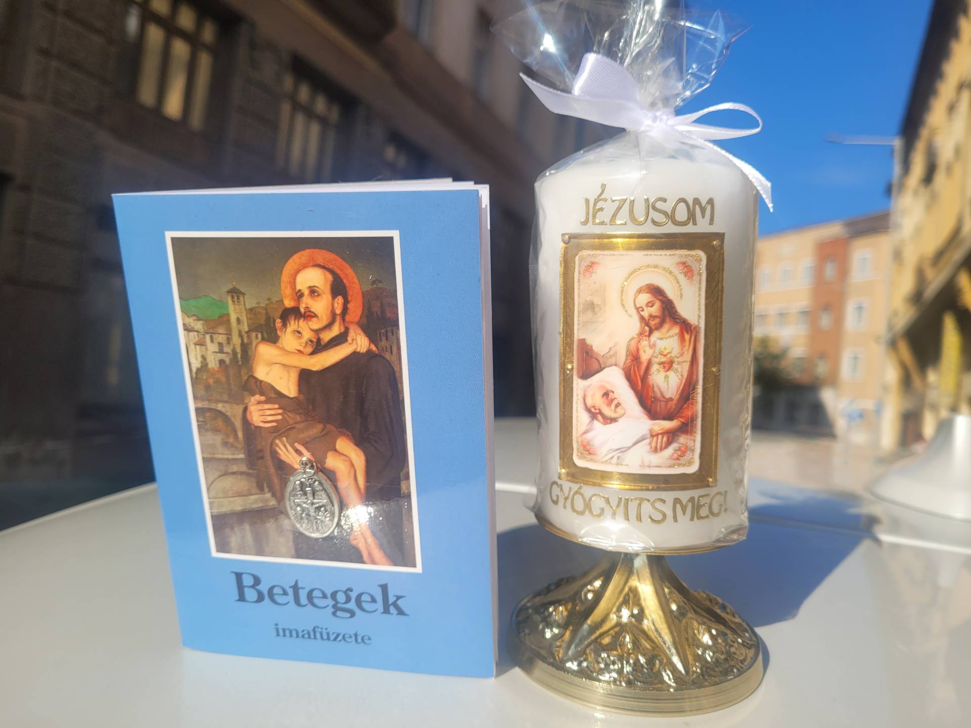 Betegek Részére Ajándékcsomag / Imafüzet+ Betegeket segitő érem Meg kell Áldatni! IMAGYERTYA RÉZTALPON  
