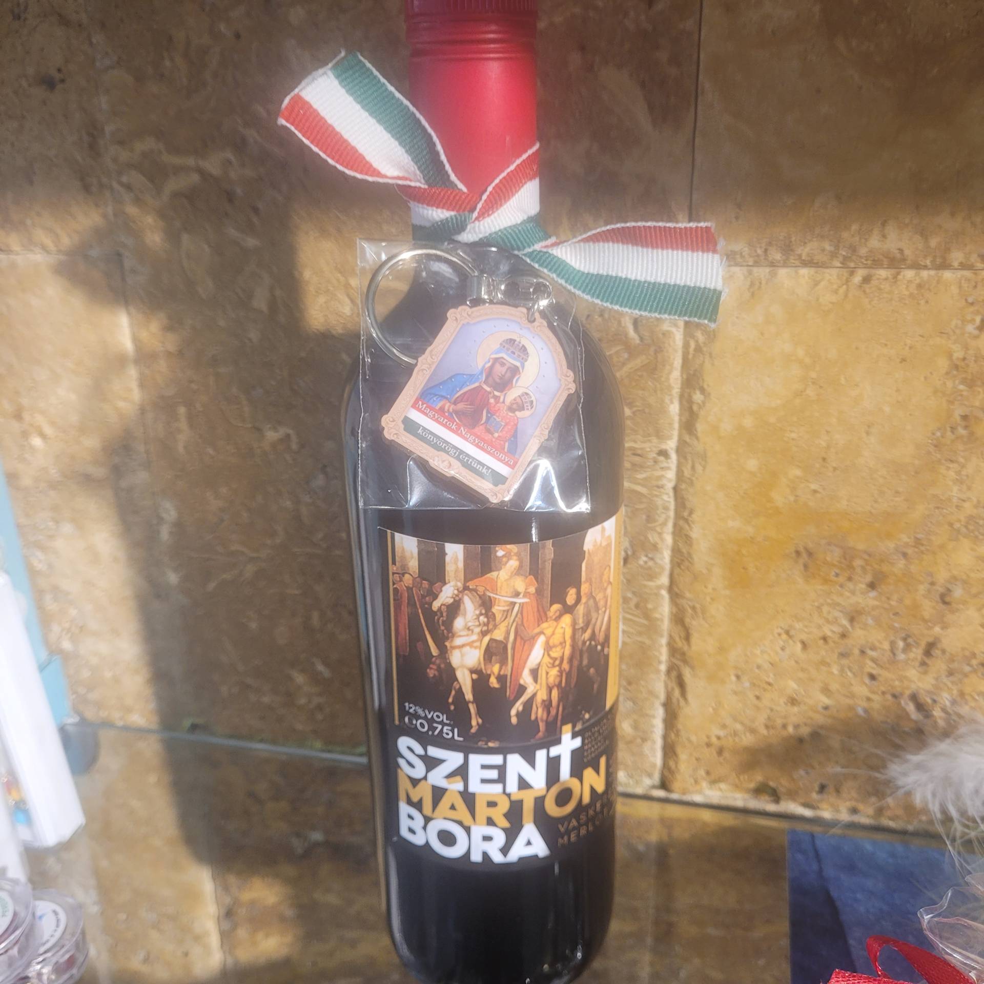 Szent Márton vörös bor + Magyarok Nagyasszonya Kulcstartó 