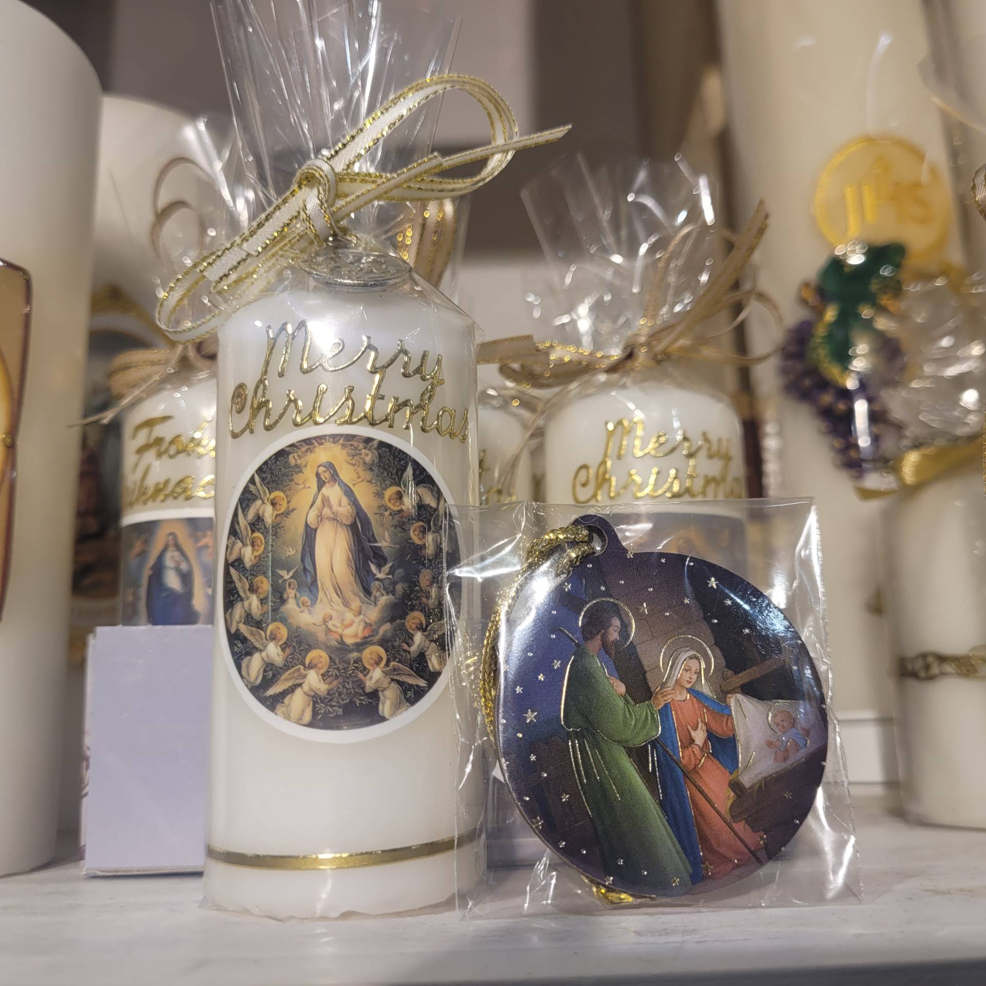 Merry Christmas -Ajándékgyertya Szűzanyaéremmel+ Karácsonyfadisz 