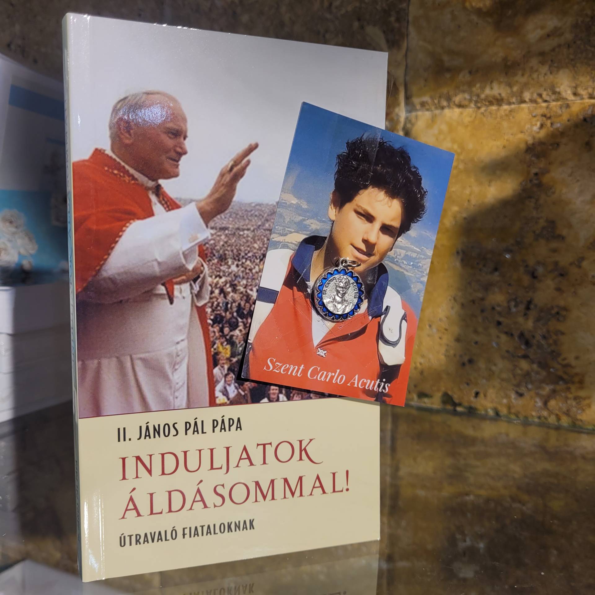 Fiatalok részére II. Szent János Pál Pápa tanítása könyv+ Szent Carlo Acutis a fiatalok védőszentje szentkép+ Érem                                           