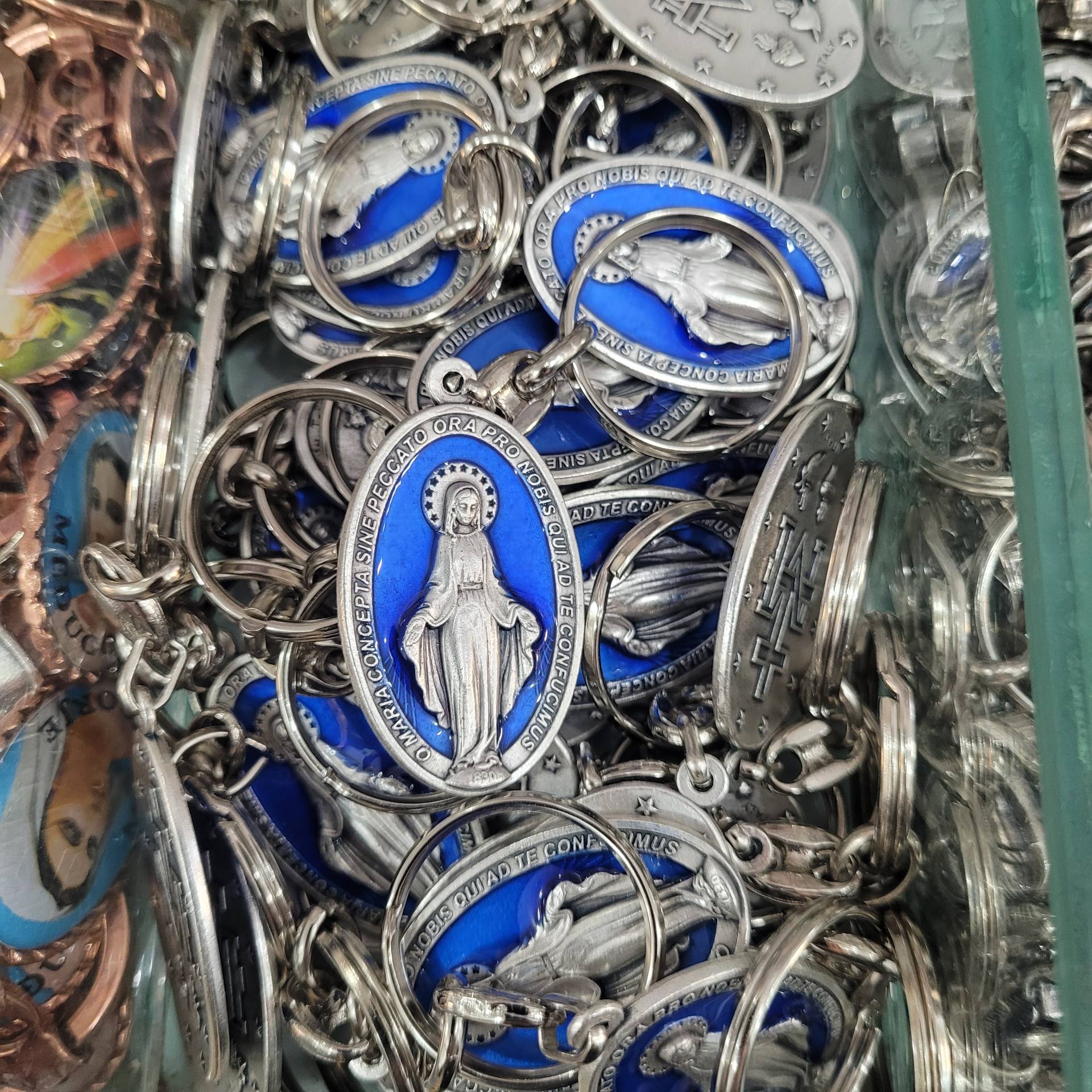 Segitő Szűzanya kulcstartó 