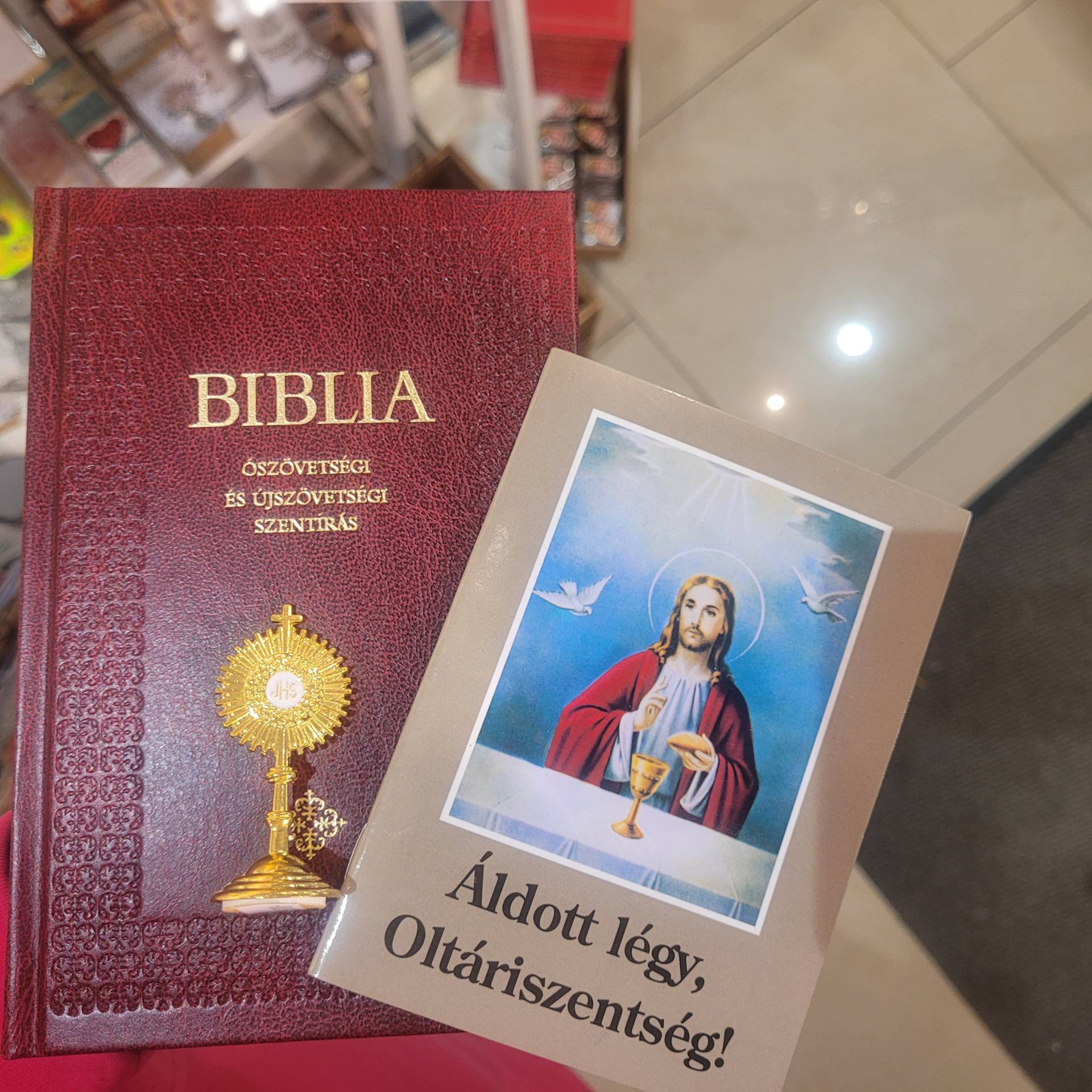 Felnötteknek Életreszoló Ajándékcsomag! Szentírás+Oltáriszentség elött időzve imafüzet+Oltáriszentség kegytárgy 