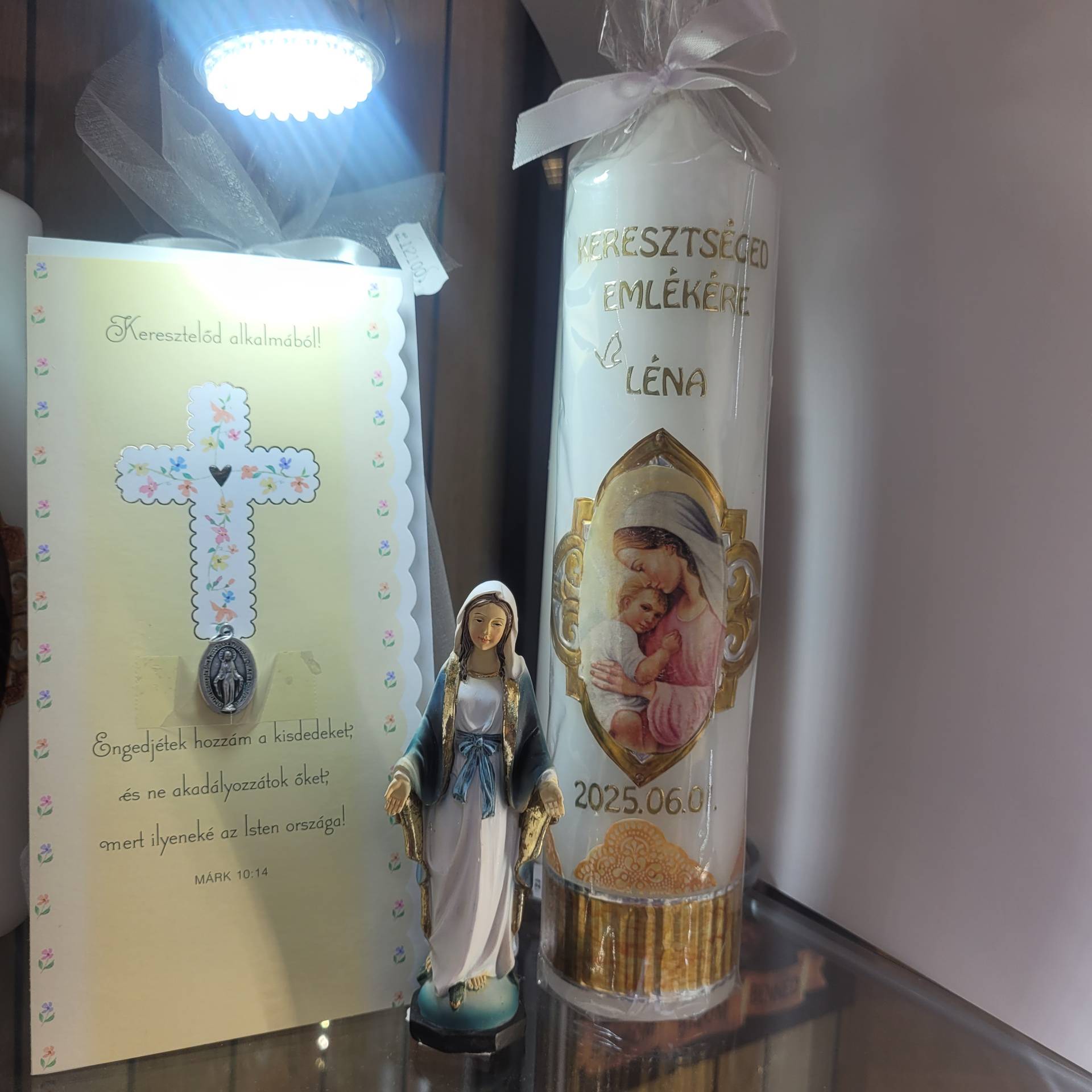 Ajándékgyertya Keresztelőre,Babaszületésre+Gratulációs Lap szűzanyaéremmel+ Segitő Szűzanya 12cm a Gyermekszobába 