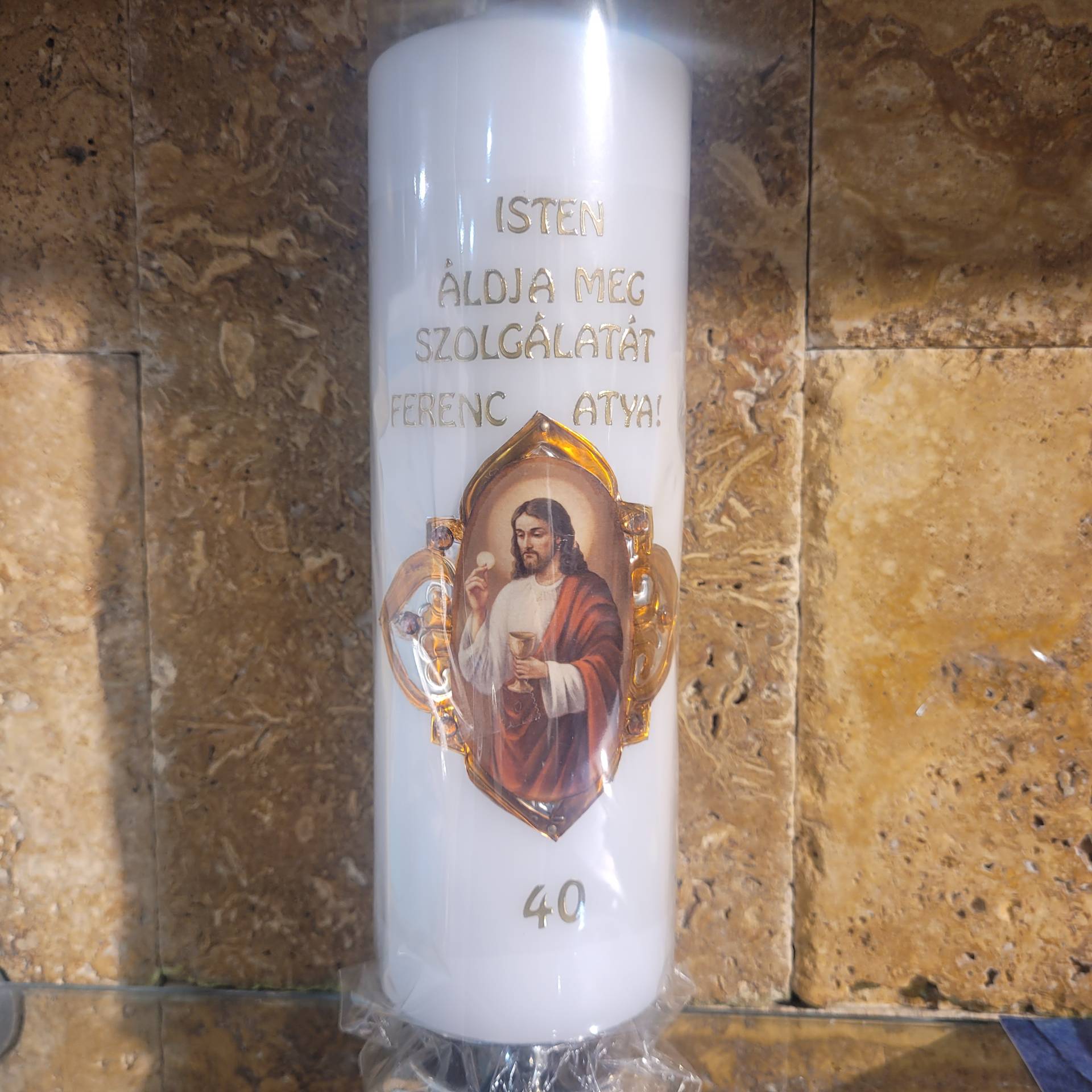 Ajándékgyertya Bármilyen Ünnepi Alkalomra kiváló ajándék!Hófehér tüllbe csomagoljuk+ nikkel gyertyarató 