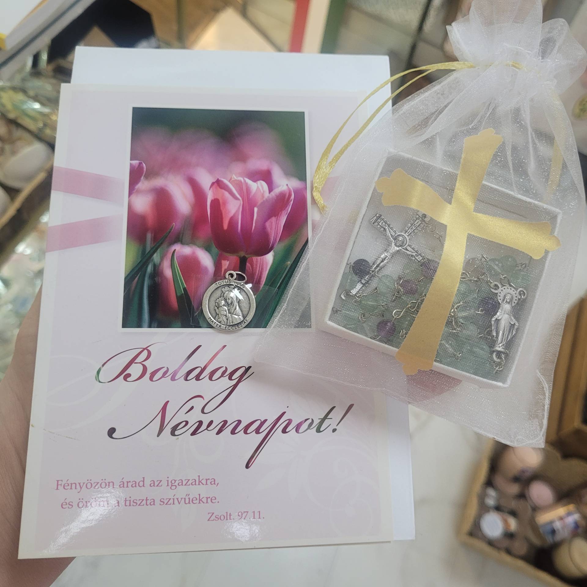Névnapi Ajándék Nőknek Ásvány Rózsafüzér tülltáskában+ Gratulációs Lap Isten Áldásával Szűzanyaéremmel 